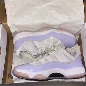 Jordan Retro Low in Pure Violet and White